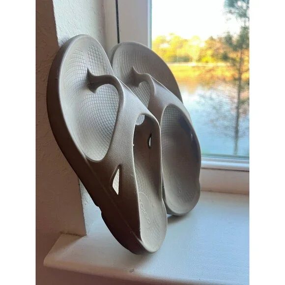 OOfos OOriginal Sandals in Nomad (Taupe/Tan) Men’s 5 | Women’s 7 - Picture 3 of 12